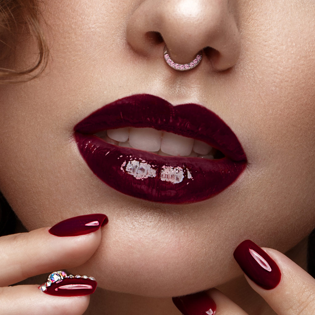 Piercing pour le septum avec un demi-cercle orné de pierre