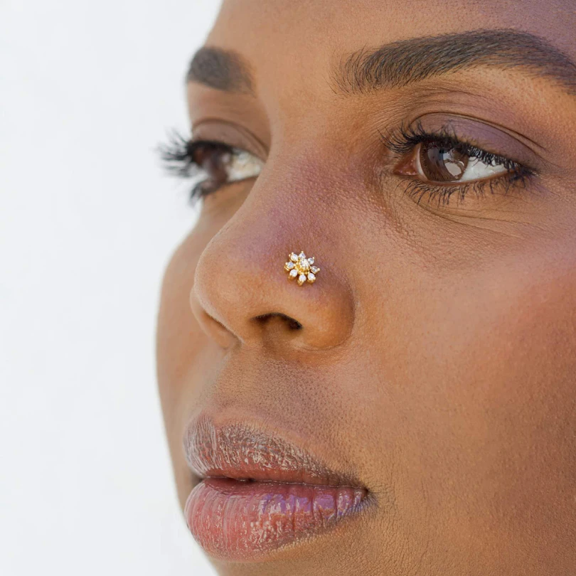Piercing pour le nez avec des étoiles incrustées de pierres