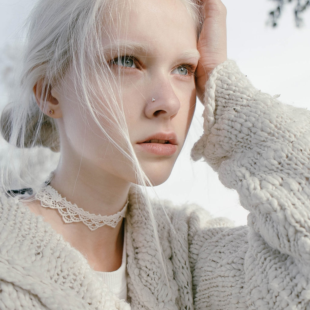 Vis de nez en or 14 carats avec une pierre en forme de triangle