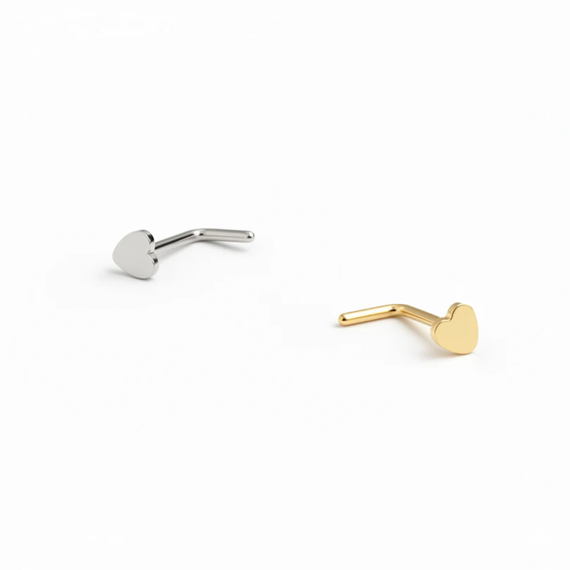 Stud de nez en titane avec un cœur