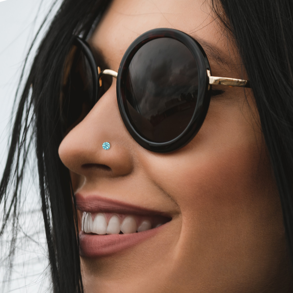 Tige de nez avec une boule ornée de pierres