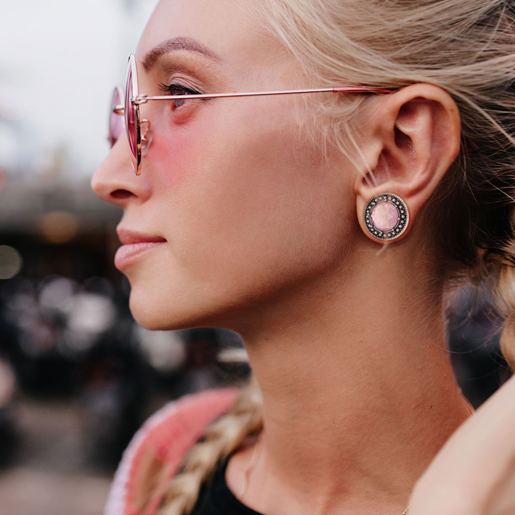 Plug avec un front oxydé et une jolie pierre rose
