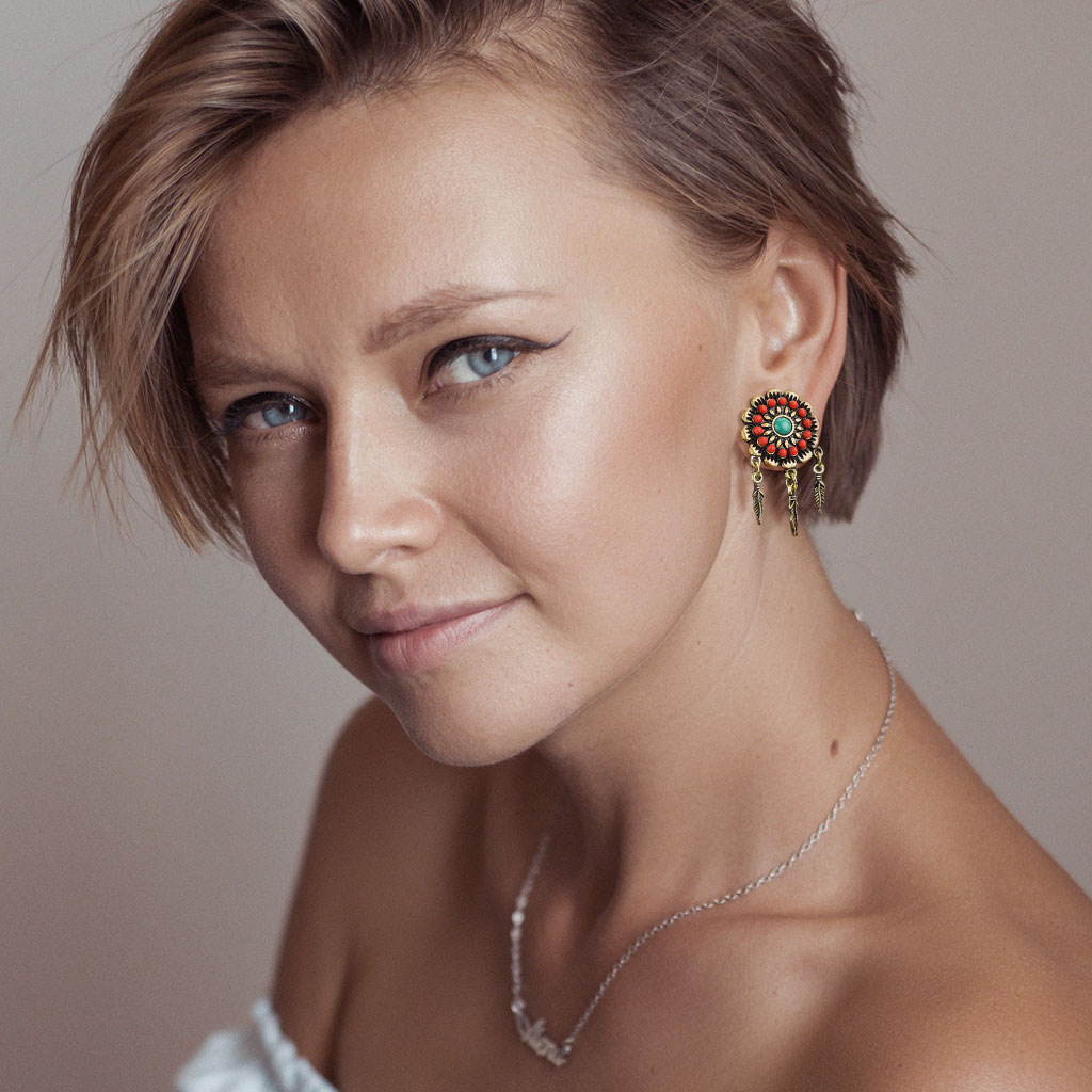 Plug avec des fleurs et des plumes en pendentif