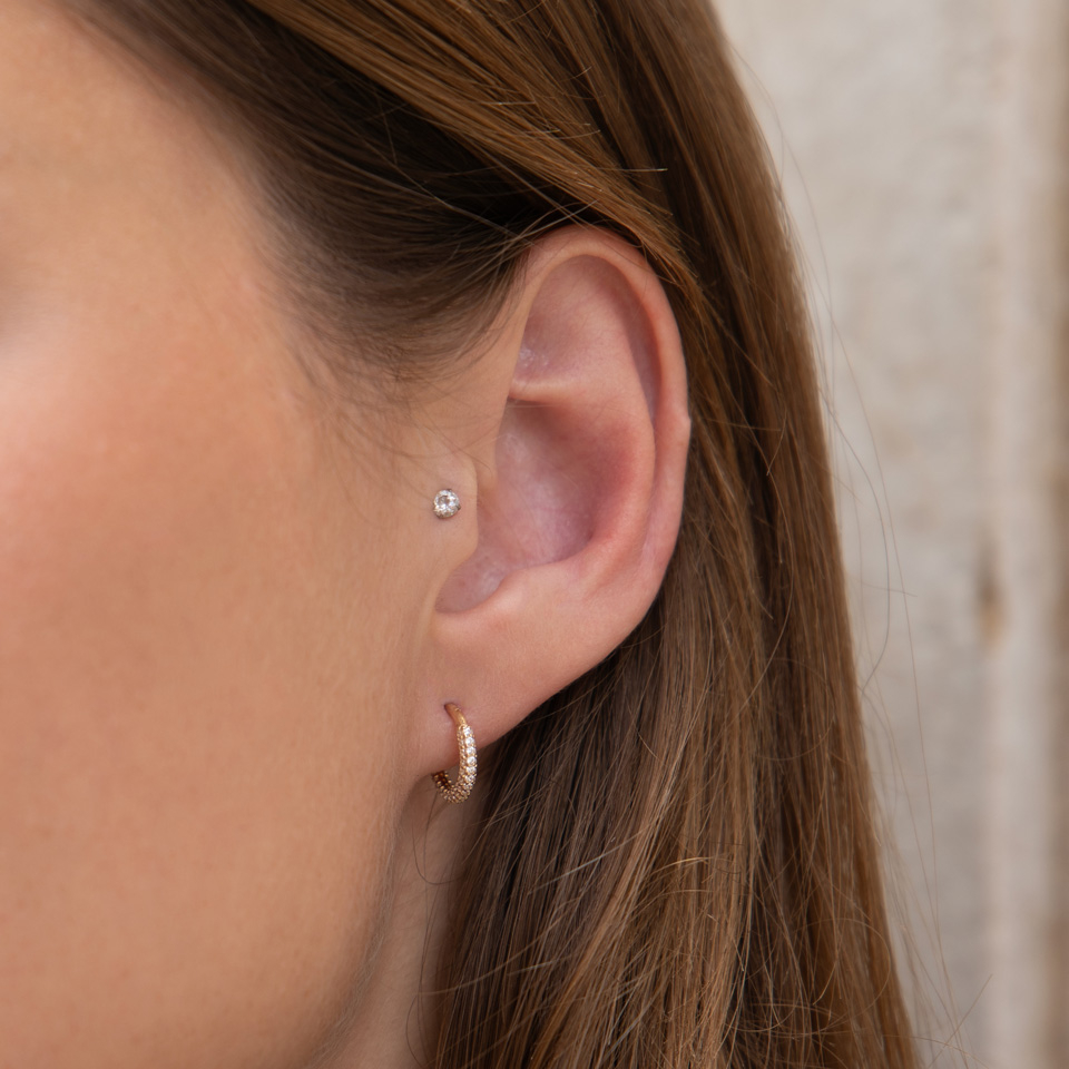 Anneau à charnière en or 14K orné de pierres en zircone