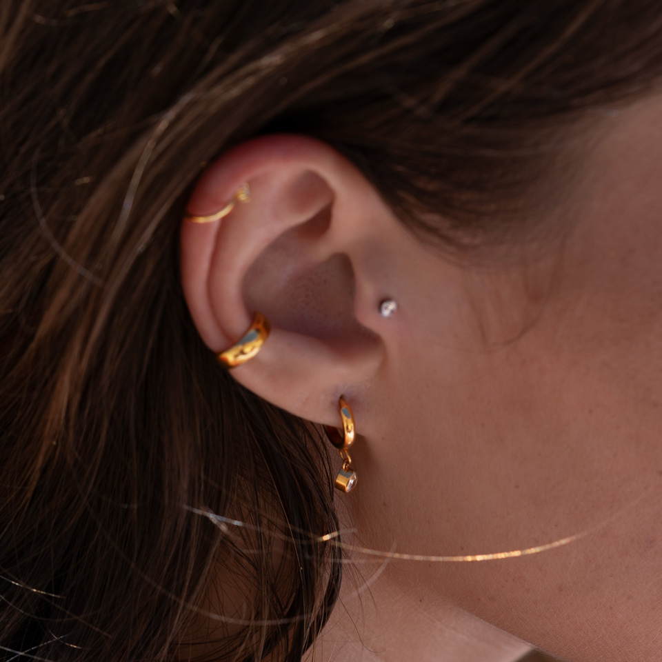 Anneau en titane avec breloque en forme de goutte