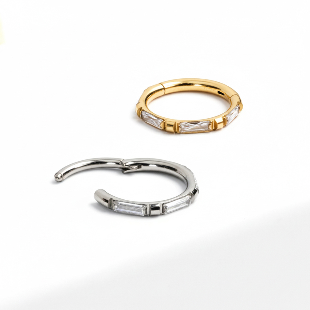 Anneau en titane orné de pierres taille baguette