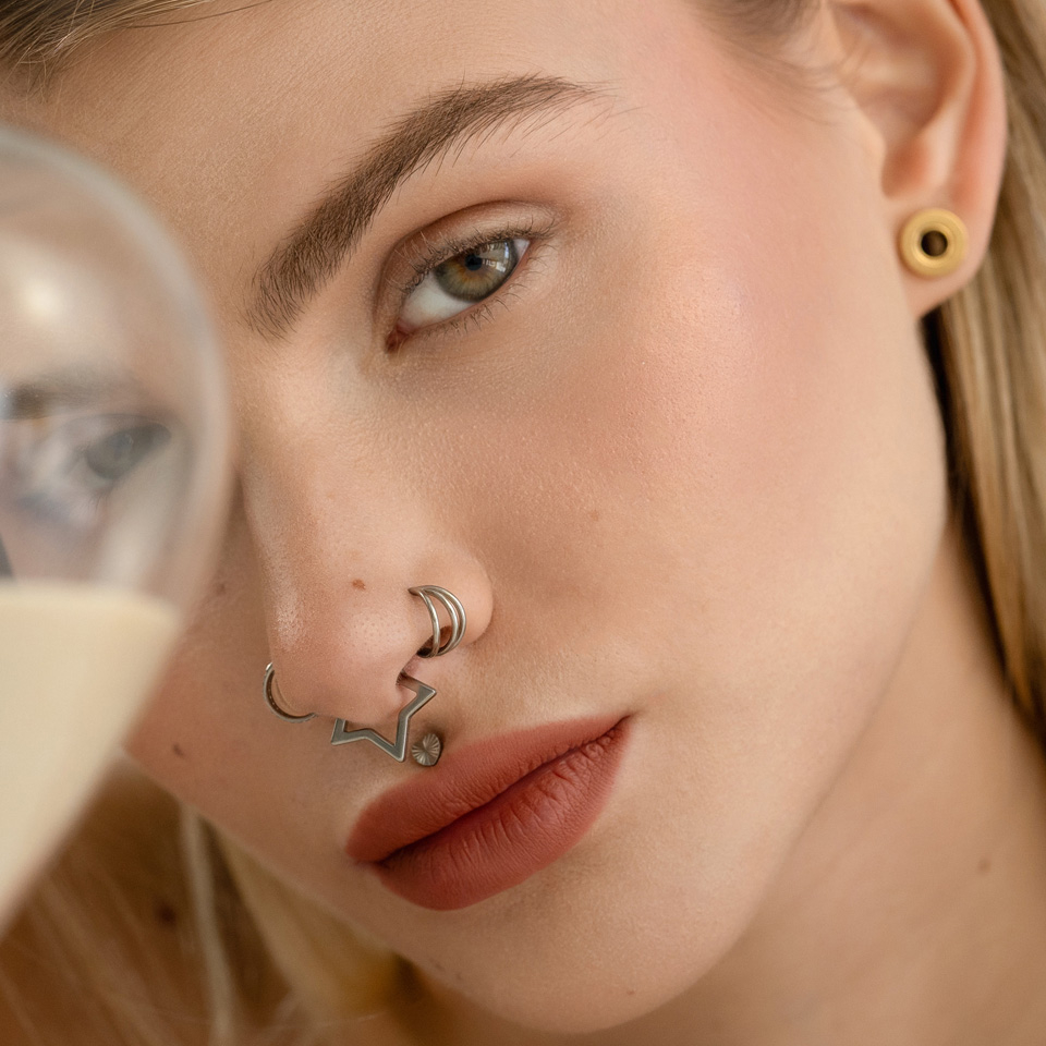 Anneau clicker en titane et forme d'étoile