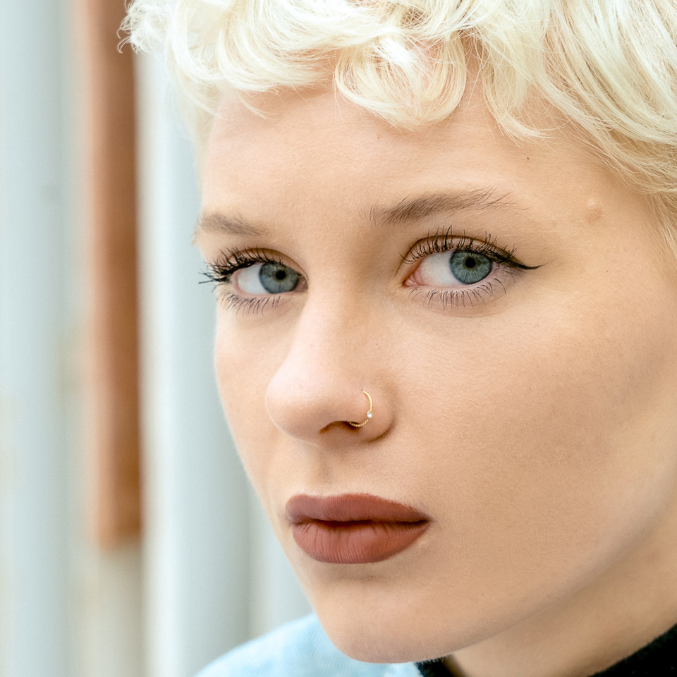 Anneau avec une boule en pierre fixe et un fil torsadé