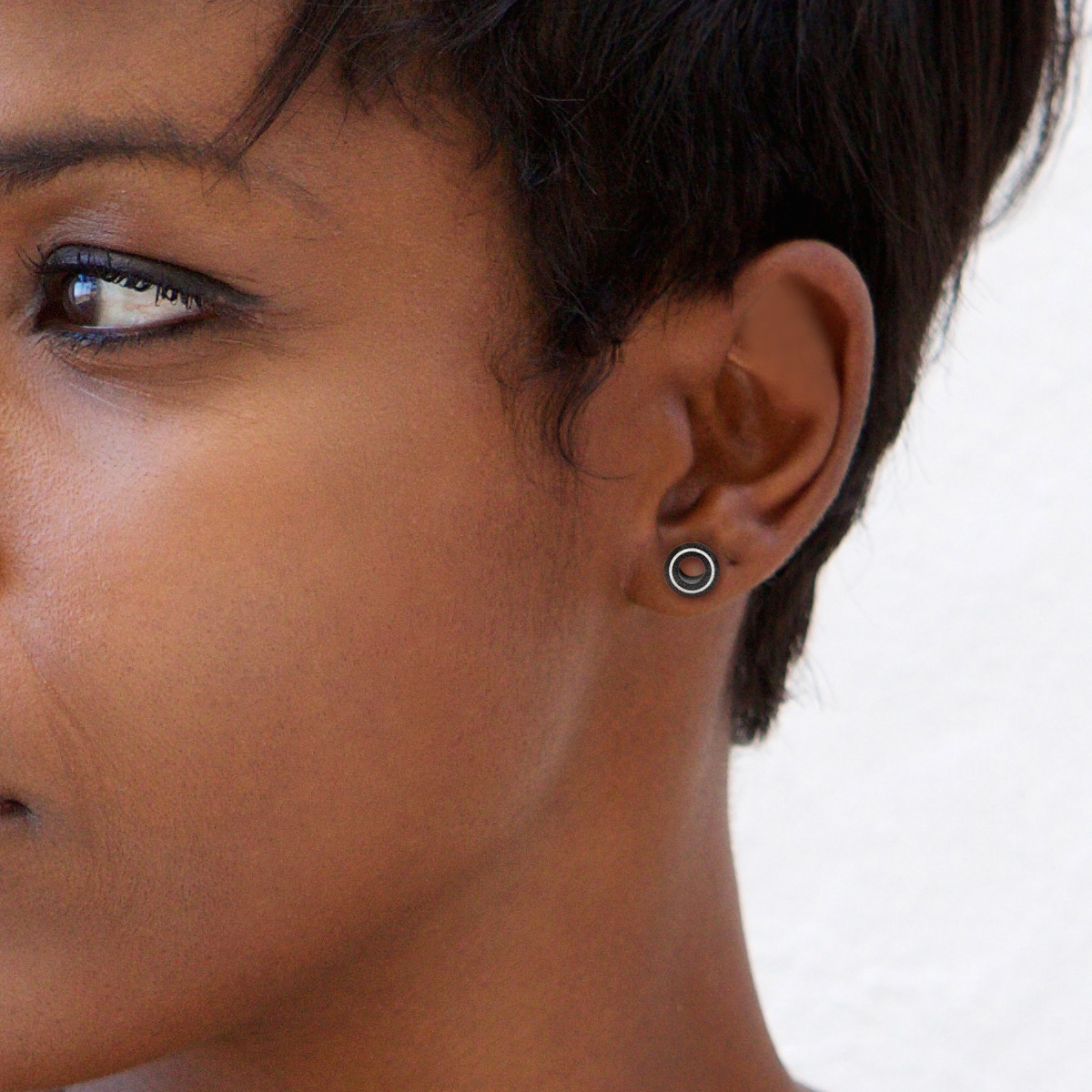 Tunnel noir en corne avec anneau blanc