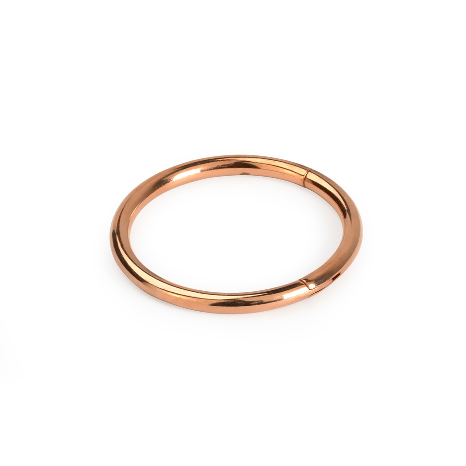 Anneau segment à charnière disponible en plusieurs couleurs.