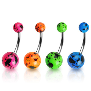 Piercing pour le nombril avec des tâches noires