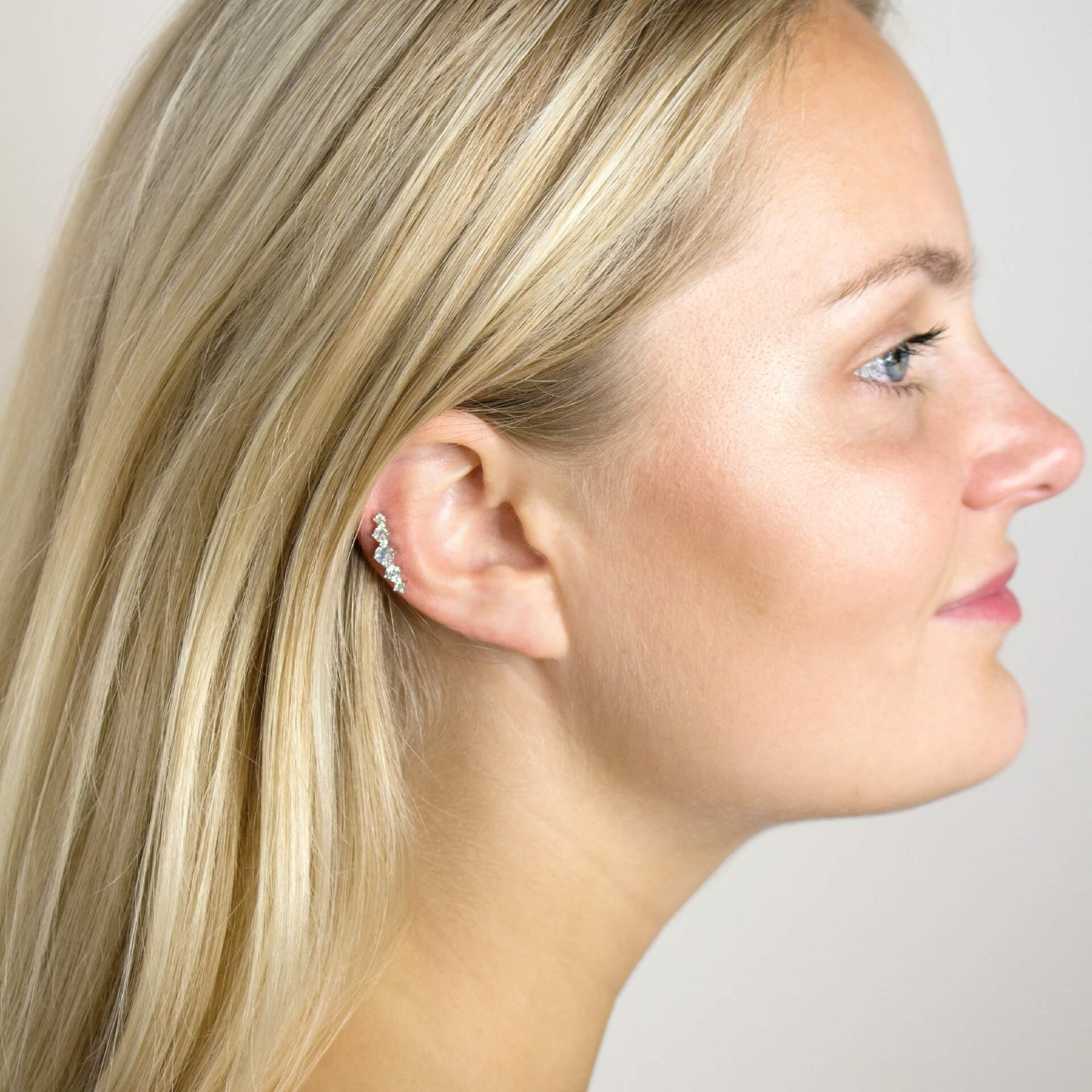 Piercing pour l'hélix avec rangée de pierres