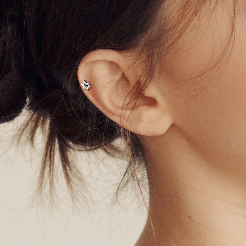 Labret push-in en titane avec une fleur ornée de pierres