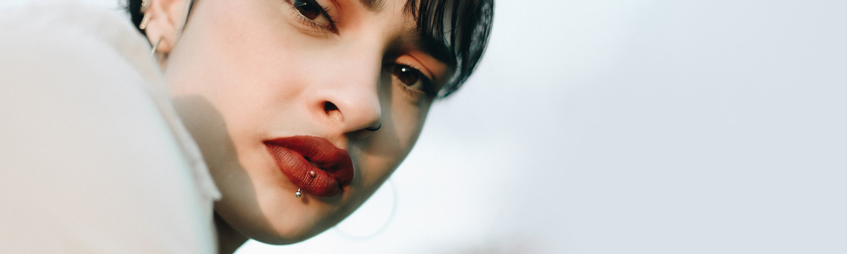 Tout Savoir sur les Piercings à la Lèvre