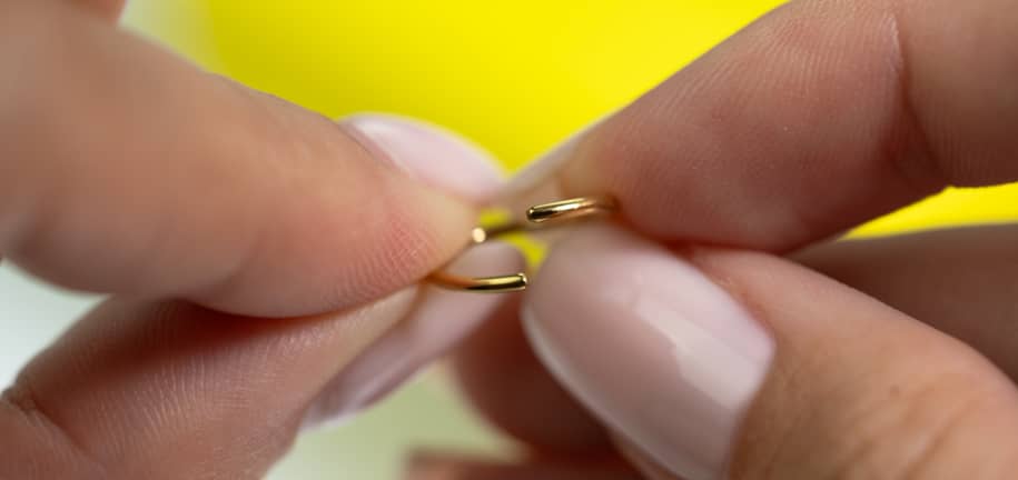 Ton Guide Pour Ouvrir et Fermer Tes Bijoux de Piercing en Toute Sécurité